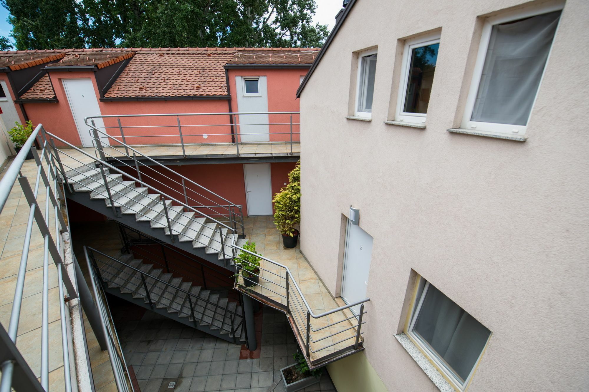 Апартаменты в Трешньевка — 1000 кв. м., спальни: 21, собственных ванных: 21 Загреб Экстерьер фото